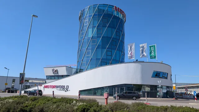 Lamborghini durch Glas - Motorworld Region Stuttgart und das V8 Hotel